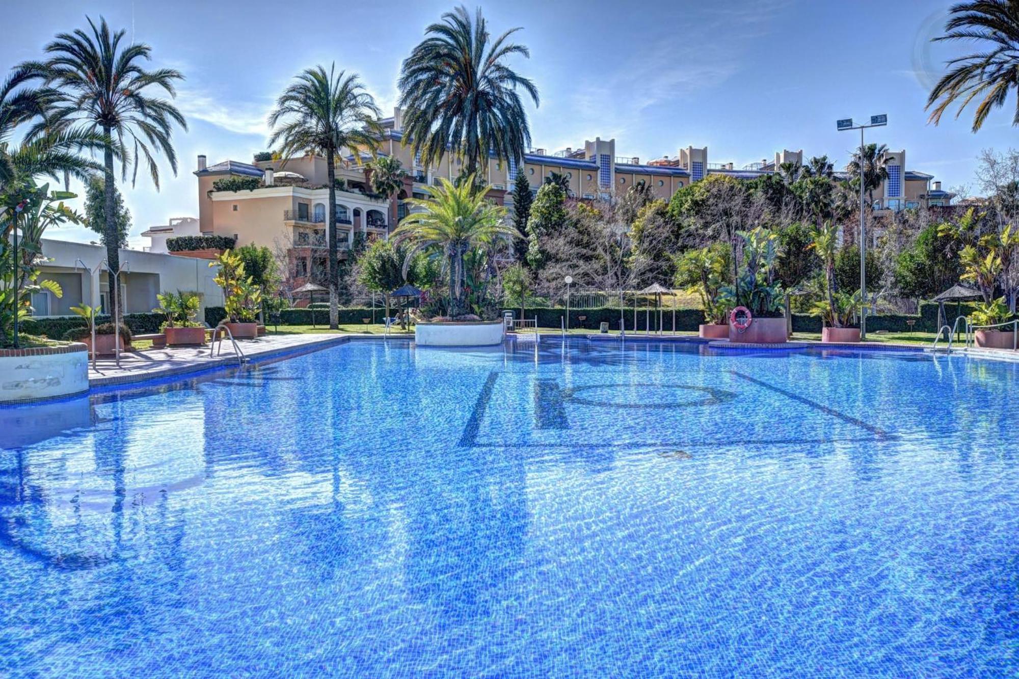 Deluxe In Benalbeach With Views Appartement